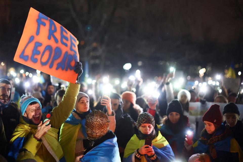 People protest claiming for combat tank delivery to support the Ukrainian military, amid Russia's invasion of Ukraine, in Berlin, Germany January 20, 2023.