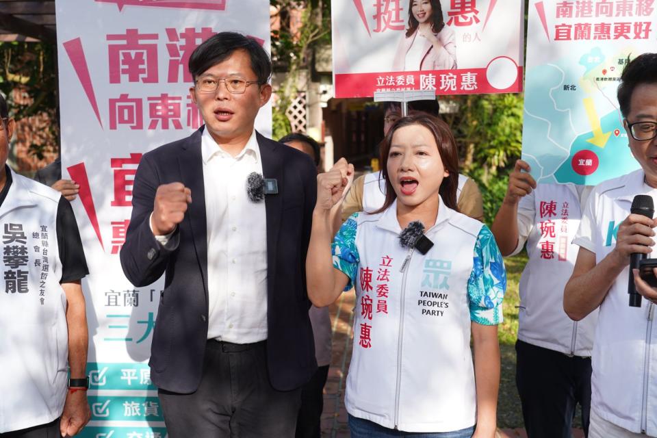 剛加入民眾黨的前立委黃國昌力挺陳琬惠，陪同登記參選宜蘭立委。林泊志攝