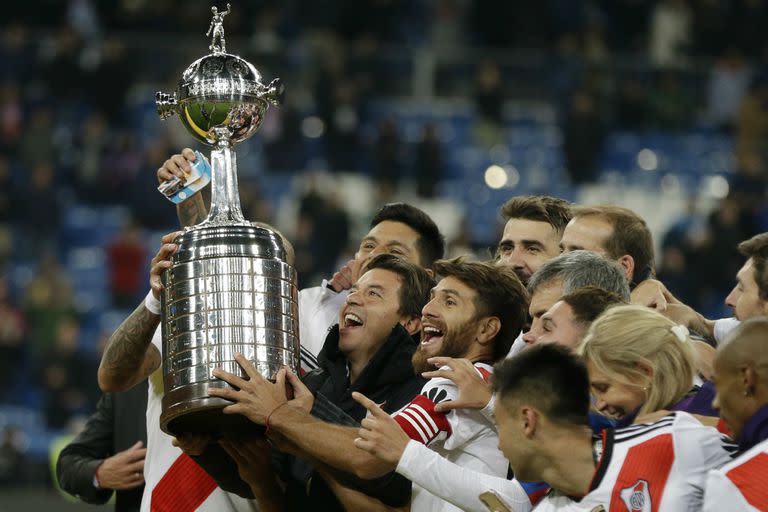 Gallardo y Ponzio se abrazan a la Copa; River, en su hora más feliz