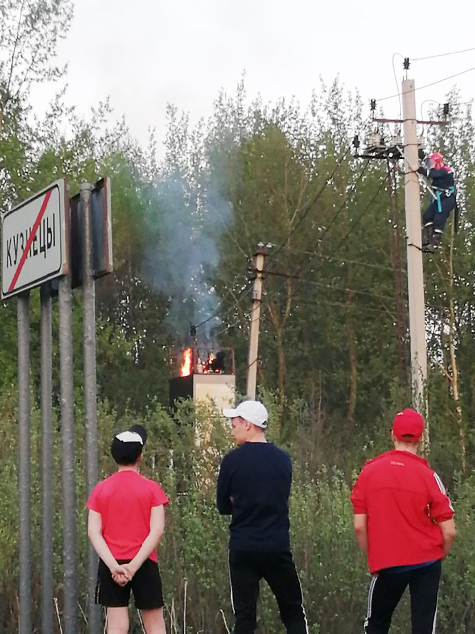 Russian police are looking to identify a woman who was burned alive after she was electrocuted while trying to get a selfie. Source: east2west news/Australscope