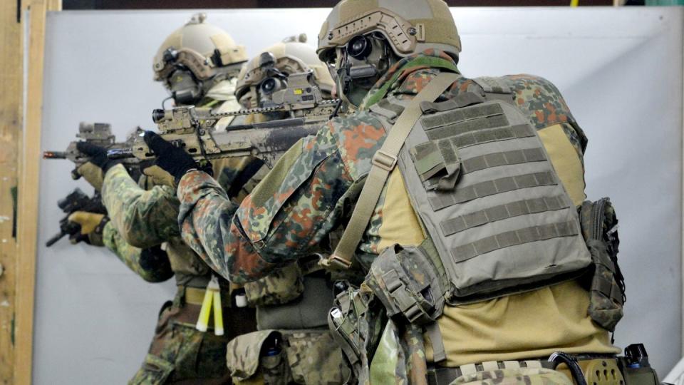 Soldaten trainieren im Schießausbildungszentrum auf dem Kasernengelände des Kommandos Spezialkräfte (KSK) in Calw.