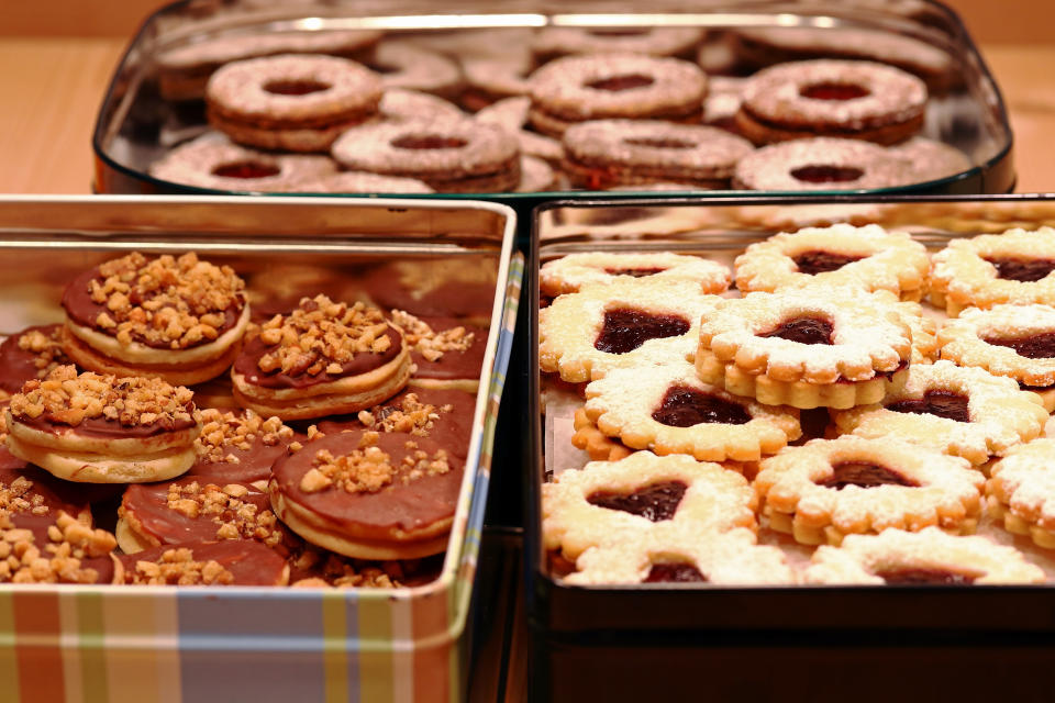 Zum Aufbewahren der Plätzchen bieten sich Dose aus Metall mit Deckel an. (Bild: Getty Images)