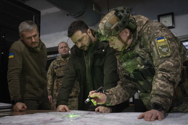 El presidente Volodimir Zelensky, y el comandante de las Fuerzas Terrestres de Ucrania, el coronel general Oleksandr Syrski, en Kupiansk, región de Kharkiv, Ucrania, el 30 de noviembre de 2023.