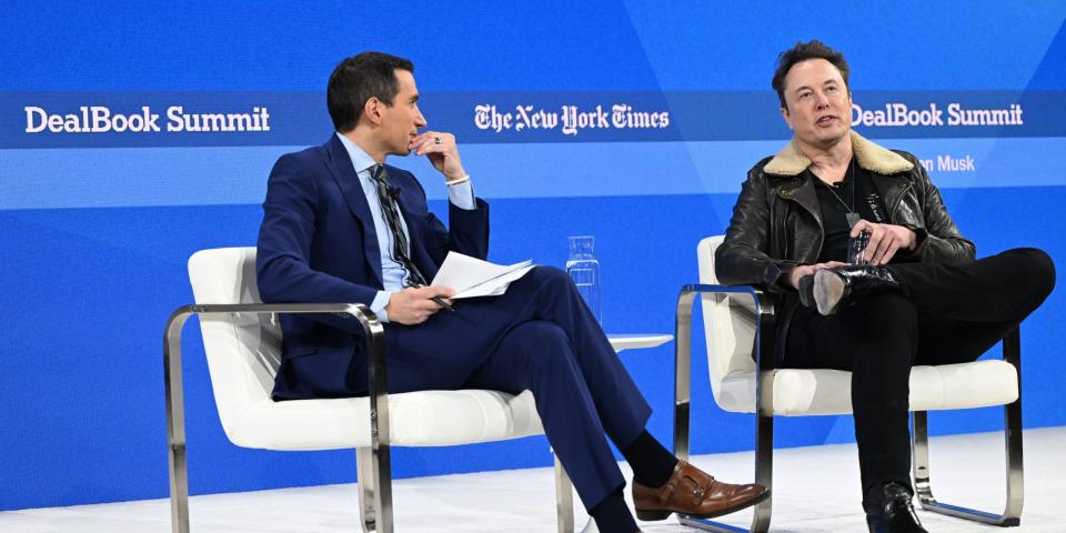 Von links nach rechts: Andrew Ross Sorkin und Elon Musk sprechen auf der Bühne während des The New York Times DealBook Summit 2023. - Copyright: Slaven Vlasic/Getty Images for The New York Times