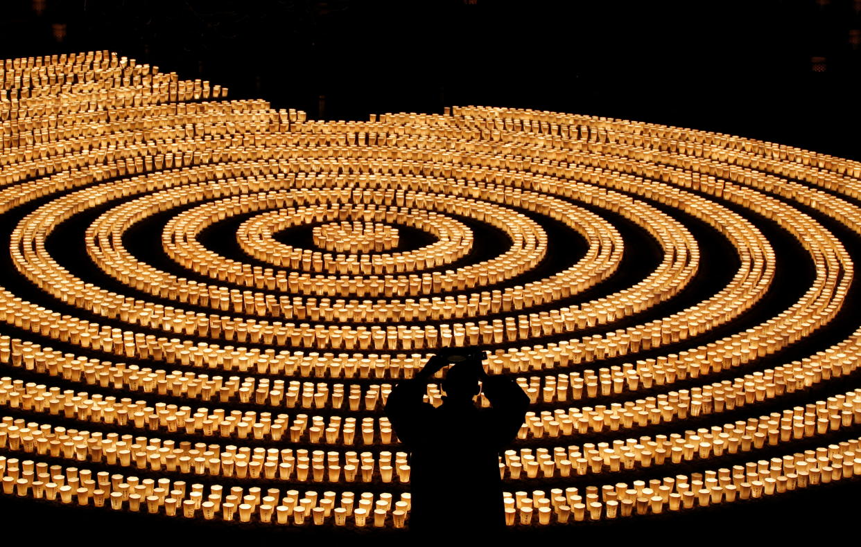 31. Dezember 2021, bei Tokyo: Ein Mann steht vor 6500 brennenden Kerzen (Bild: REUTERS/Kim Kyung-Hoon)