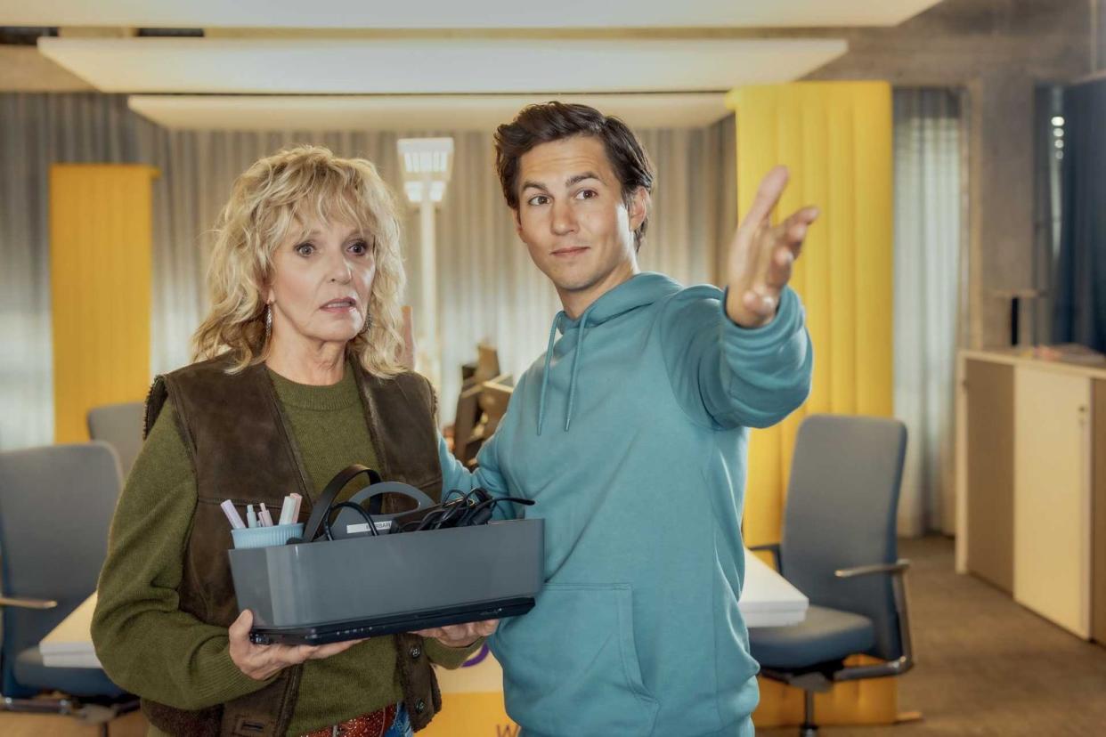 Barbara Lucke (Ulrike Kriener) lässt sich von ihrem Sohn und Chef (Tim Oliver Schultz) ihren neuen Schreibtisch zeigen, den sie sich teilen muss. (Bild: ZDF / Boris Laewen)