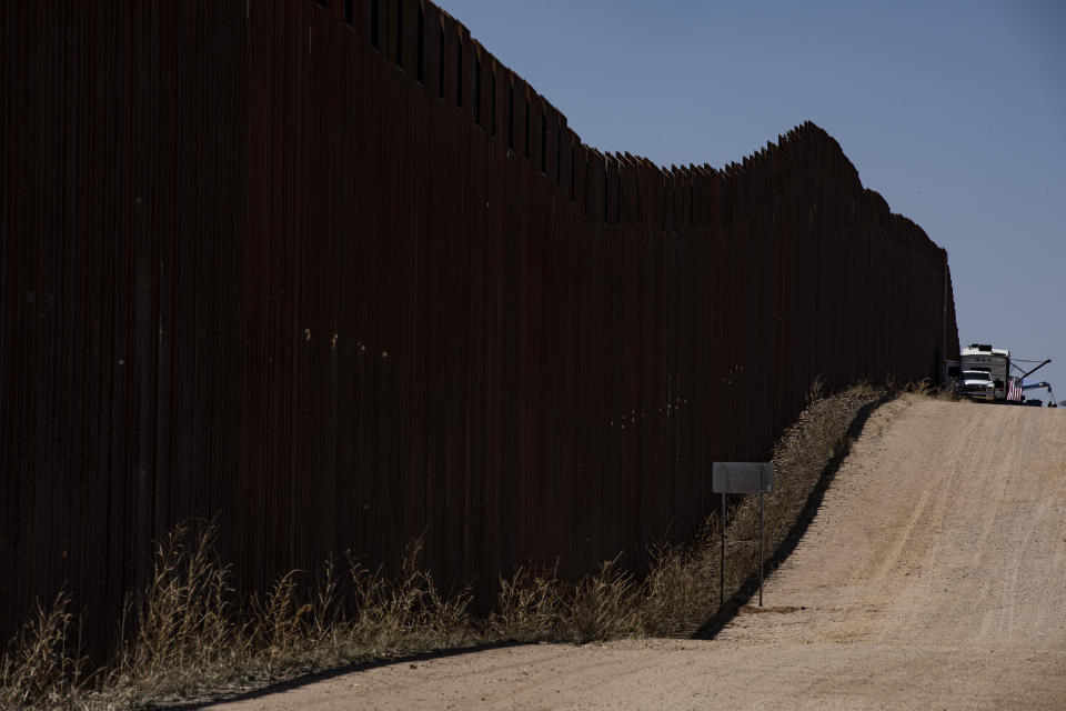 Un campamento instalado por Jason Frank, un influente de QAnon, y su equipo a lo largo del muro fronterizo en Sásabe, Arizona, el 2 de mayo de 2022. (Adriana Zehbrauskas/The New York Times).