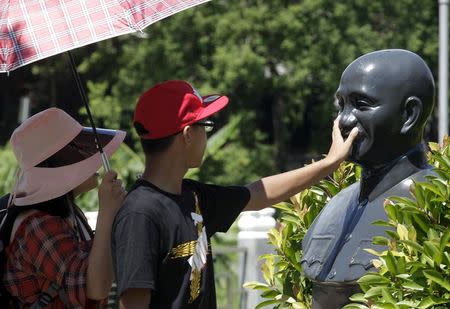 A person touches a statue of the late president and Nationalist leader Chiang Kai-shek in Taoyuan, nothern Taiwan, July 5, 2015. REUTERS/Pichi Chuang