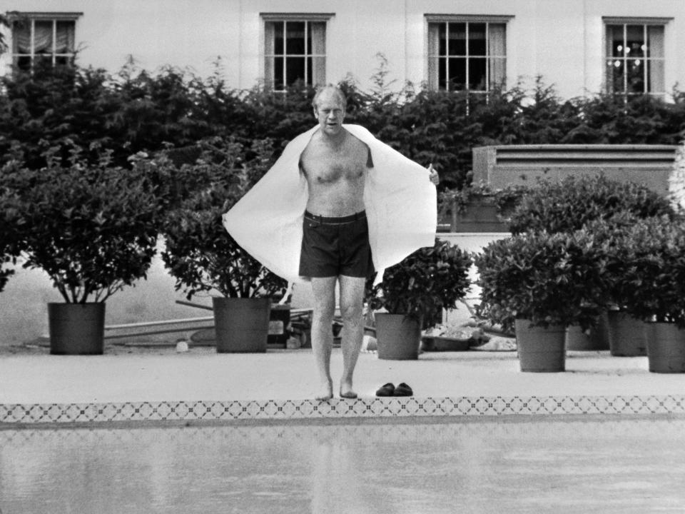 white house swimming pool outside