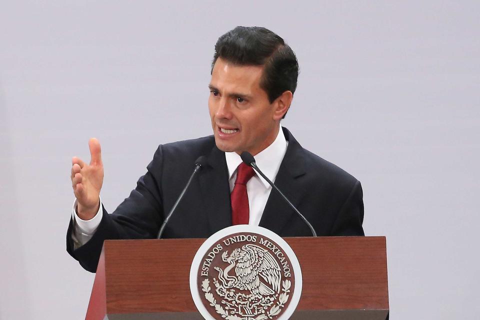 <p>“El Gobierno de la República pierde a un hombre ejemplar, que durante años sirvió a nuestro país con vocación y entrega, servidor público de excepción, fue un apasionado e incansable promotor de México y su cultura en el mundo. Te vamos a extrañar, Rafa”, escribió Peña Nieto en su cuenta de Twitter. Foto: El Universal </p>