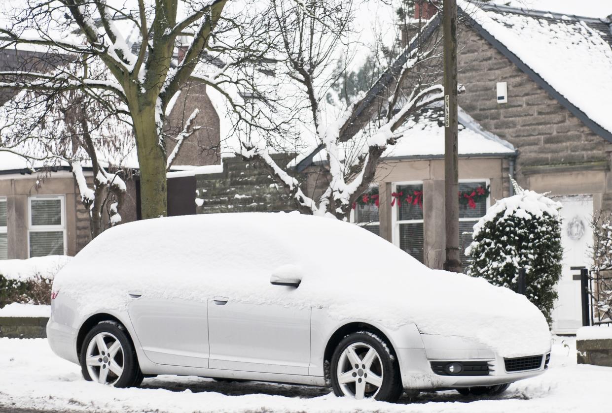 Ein US-Amerikaner hat sich etwas ganz Besonderes einfallen lassen, um sein Auto vom Schnee zu befreien. (Symbolbild: Getty Images)