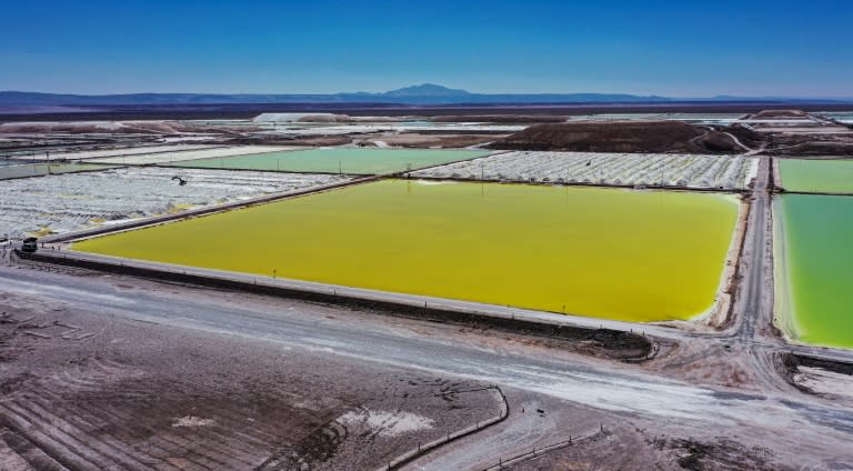 (FILES) Vista aérea de la mina de la compañía chilena SQM (Sociedad Quimica Minera) en el desierto de Atacama, Calama, Chile, el 12 de setiembre de 2022. (Martin BERNETTI)