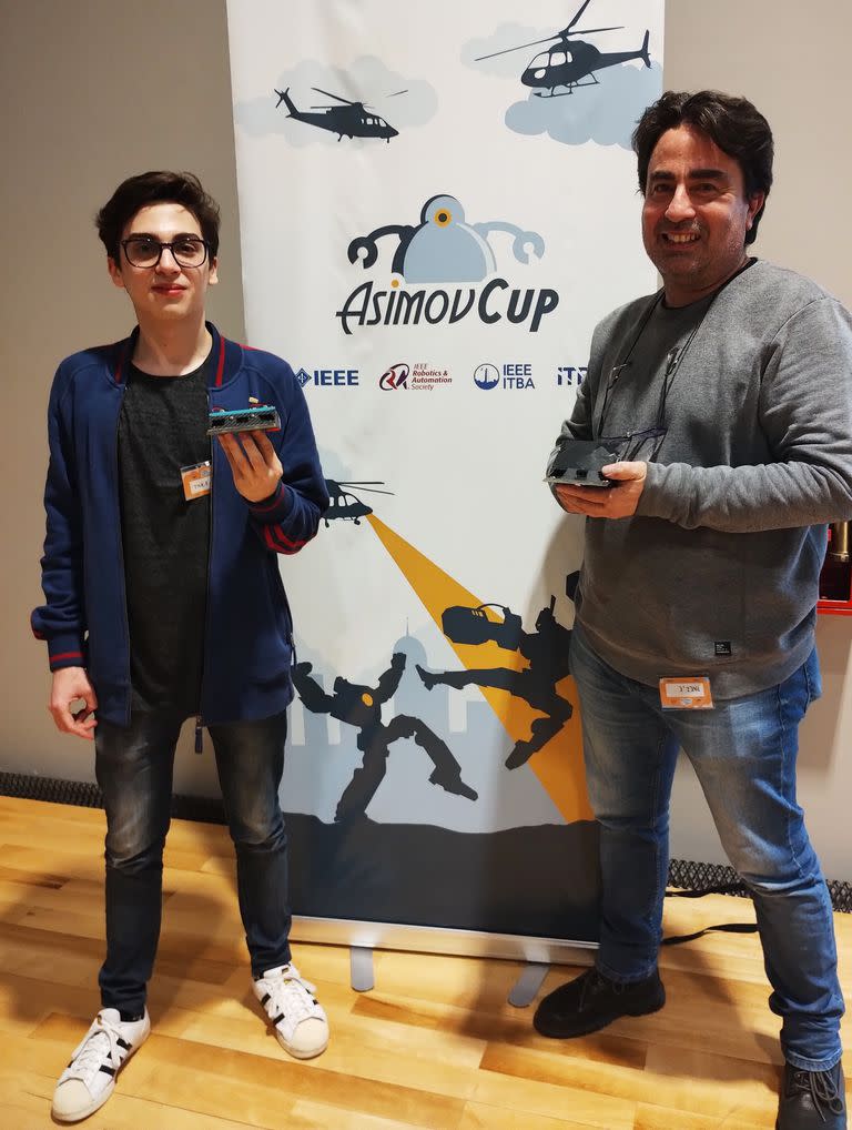 Elio Páez y su hijo Ramiro ganaron la Copa Asimov en las categorías Sumo y Mini Sumo robótico