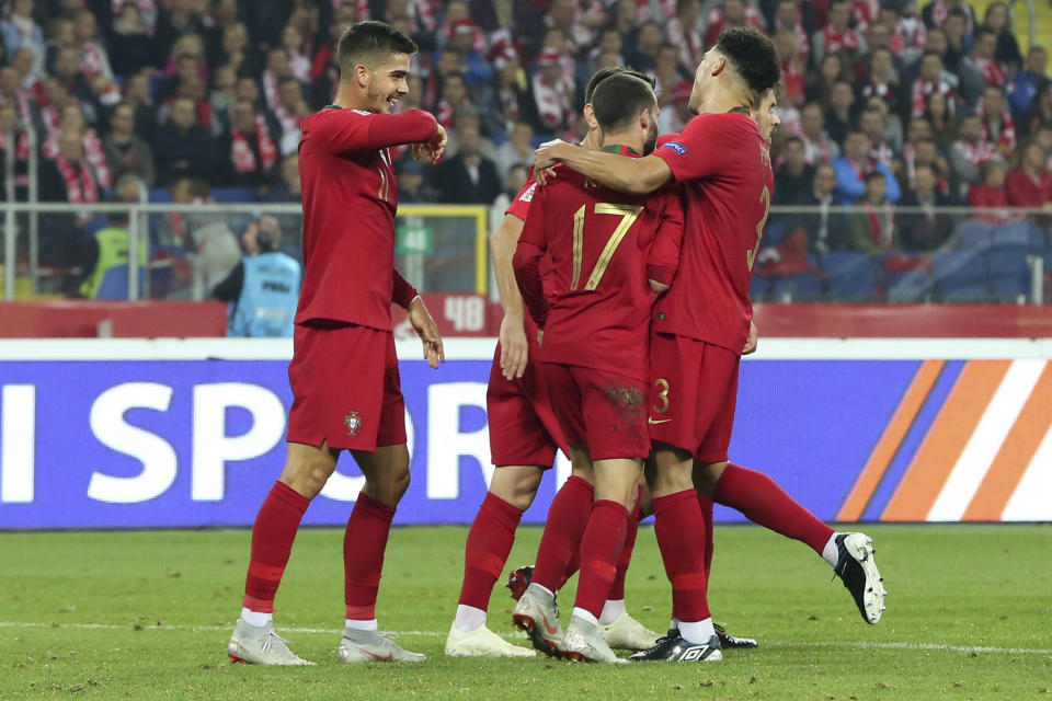 Los jugadores de la selección de Portugal festejan tras marcar su segundo tanto ante Polonia en un encuentro de la Liga de Naciones de la UEFA, realizado el jueves 11 de octubre de 2018 (AP Foto/Czarek Sokolowski)