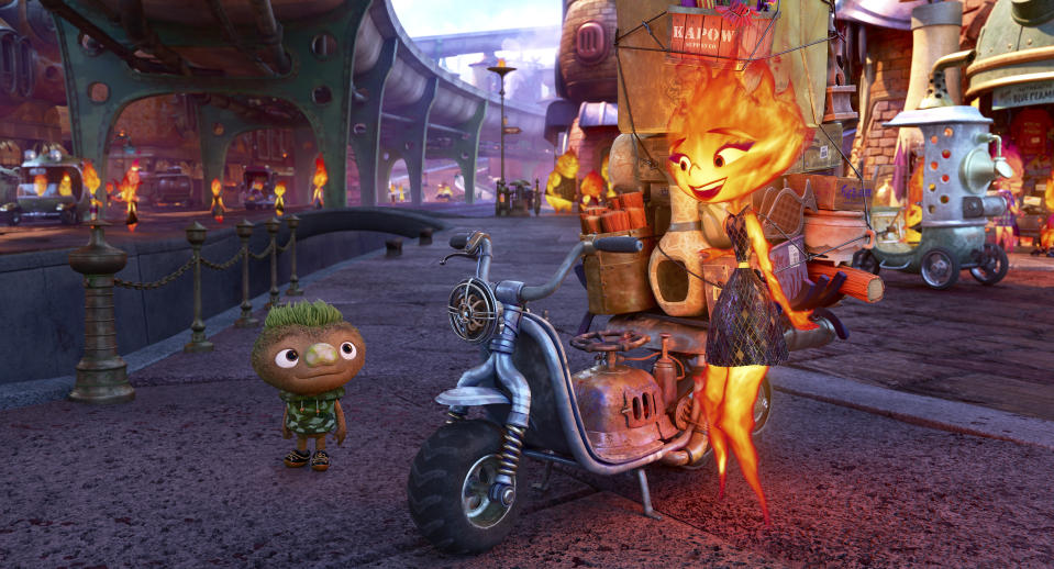 Esta imagen proporcionada por Disney/Pixar Studios muestra a Clod, con la voz de Mason Wertheimer, y Ember, con la voz de Leah Lewis, en una escena de la película animada "Elemental". (Disney/Pixar vía AP)