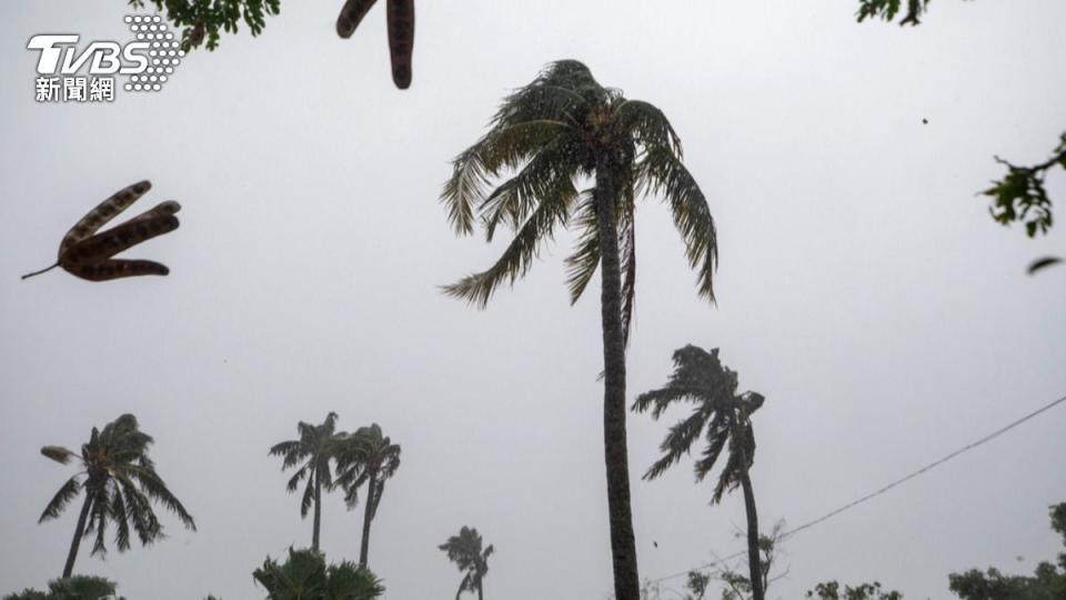 熱帶氣旋「雷馬爾」襲擊孟加拉與印度，至少造成7人死亡、百萬戶停電。（圖／達志影像美聯社）