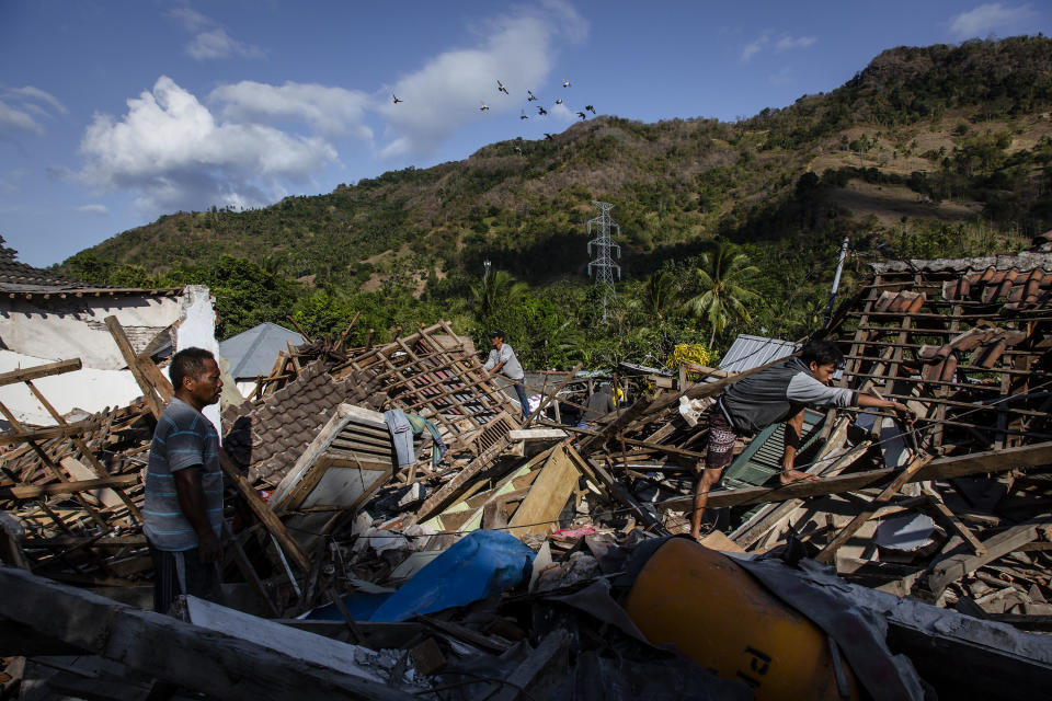 <p>People search for their belongings at collapsed houses following earthquake in Tanjung Aug. 7, 2018 in Lombok Island, Indonesia. (Photo: Ulet Ifansasti/Getty Images) </p>