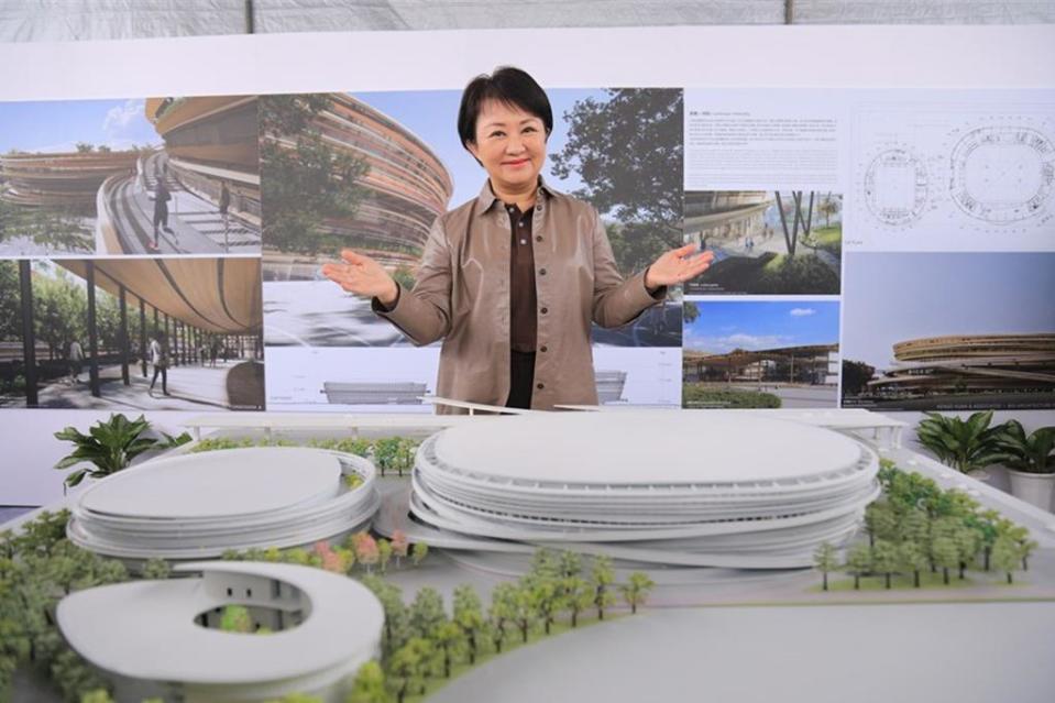 台中市長盧秀燕11日與台中巨蛋建築模型合影。圖／台中市政府提供