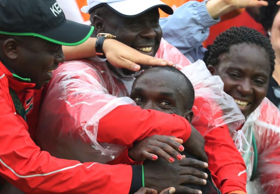 Der kenianische Sportler Eliud Kipchoge wird von Besuchern gefeiert, nachdem er den Marathon der Männer bei den Olympischen Spielen in Rio de Janeiro gewonnen hat. (Bild: Petr David Josek/AP)