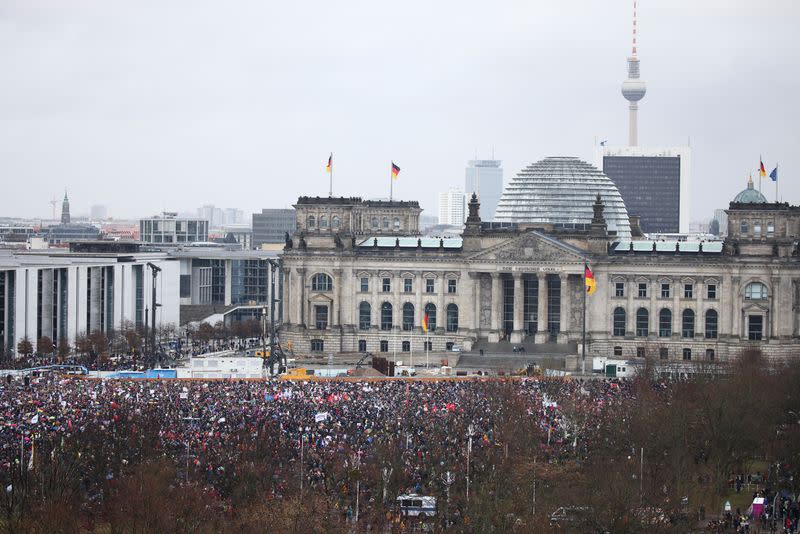 Un grupo de personas asiste a una manifestación para protestar contra el extremismo de derechas, en Berlín