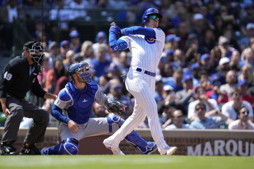 Chicago Cubs Cody Bellinger slår ett hemmarunt mot Dodgers den 21 april 2023 i Chicago.