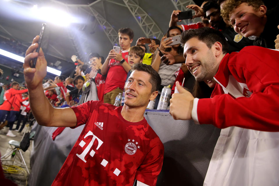 CARSON, CALIFORNIA - JULY 17: Robert Lewandowski of Bayern Muenchen takes selfies after the 2019 International Champions Cup match between Arsenal London and FC Bayern Muenchen at Dignity Health Sports Park on July 17, 2019 in Carson, California. (Photo by Alexander Hassenstein/Bongarts/Getty Images)