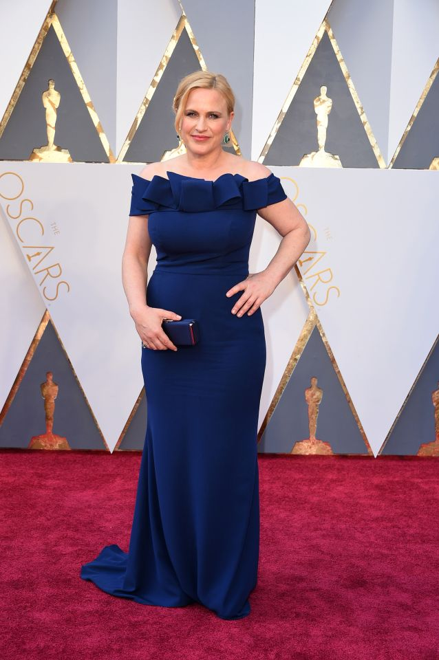 Le meilleur : Patricia Arquette porte une robe à épaules dénudées bleu royal à la 88e cérémonie des Oscars, le 28 février 2016 à Hollywood en Californie.