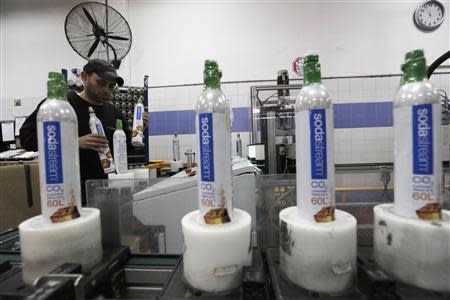 A Palestinian employee works at the SodaStream factory in the West Bank Jewish settlement of Maale Adumim January 28, 2014. REUTERS/Ammar Awad