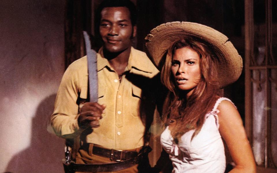 13. Frauen hatten es im Western nicht ganz leicht, mehr zu sein als dekorative Beilage zum männlichen Heldenmenü. Ausnahme: ausgerechnet die vor allem für ihre äußerliche Vorzüge verehrte Raquel Welch. Wo sie auftrat, hatte sie - zumindest bildlich - die Hosen an. Schlüssel-Western: "100 Gewehre" (1968), "In einem Sattel mit dem Tod" (1971). (Bild: Getty Images / United Archives)