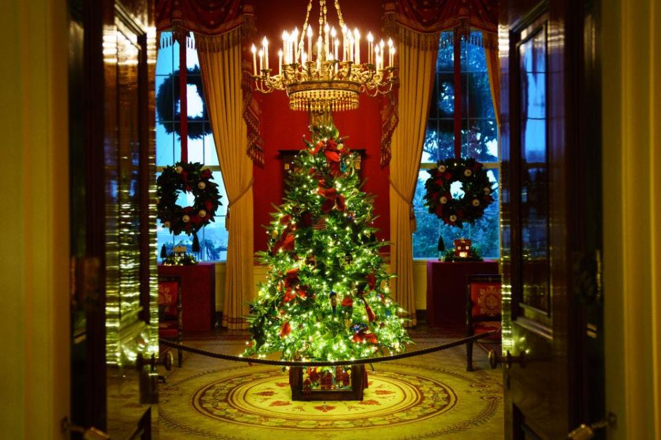 white house red room christmas