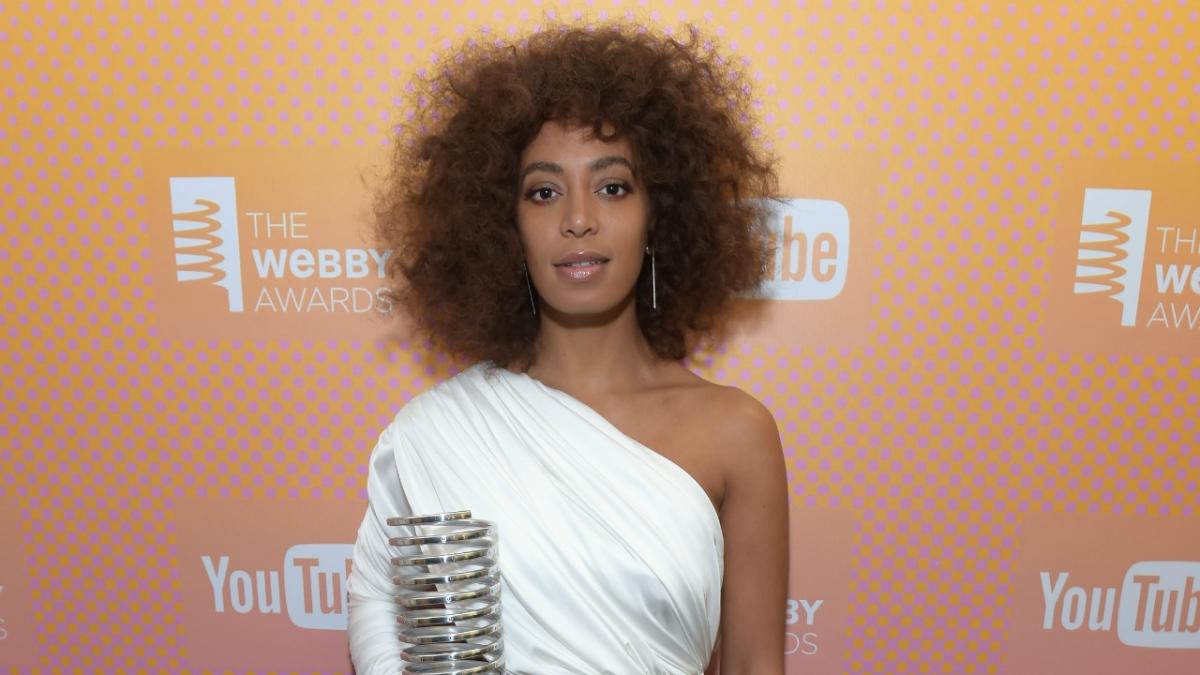 Solange Knowles Looks Flawless In Mirror Selfie See The Pic