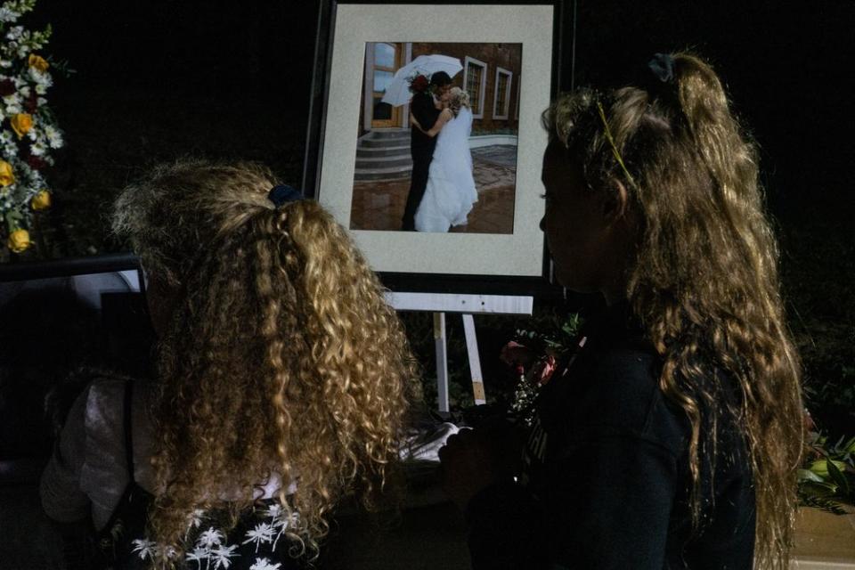 Two of Rhonita Miller’s nieces attend her funeral service. | César Rodríguez—El País