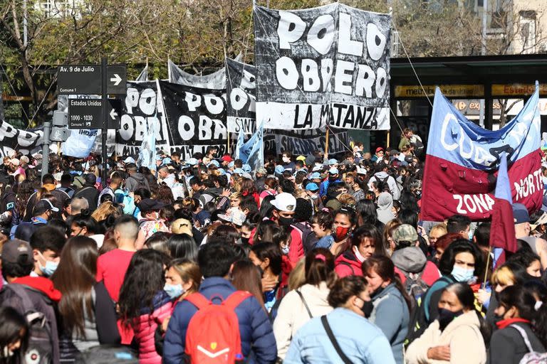 Protesta de movimientos sociales, concentrados en 9 de Julio e independencia marcharán hacia el MInisterio de Desarrollo Social