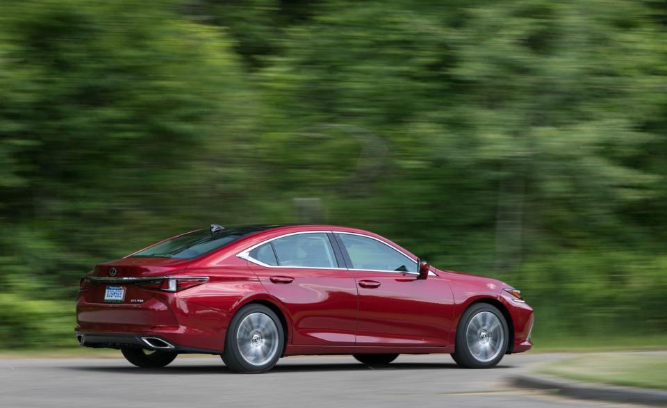 View Photos of the 2019 Lexus ES350