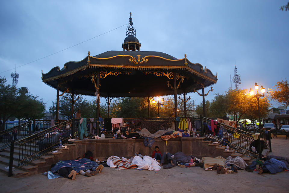 Diversos migrantes expulsados de Estados Unidos duermen bajo un kiosco el sábado 27 de marzo de 2021 en la ciudad fronteriza mexicana de Reynosa, en el estado de Tamaulipas. (AP Foto/Darío López-Mills)