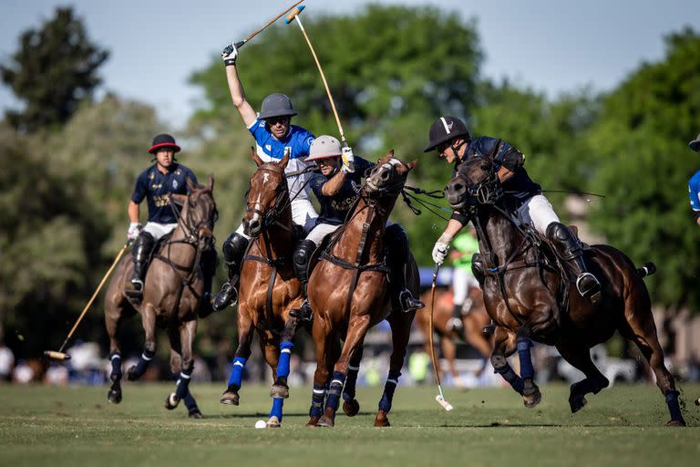 Facundo Pieres y Diego Cavanagh pelean por la posición, Pelón Stirling se cruza y comete foul