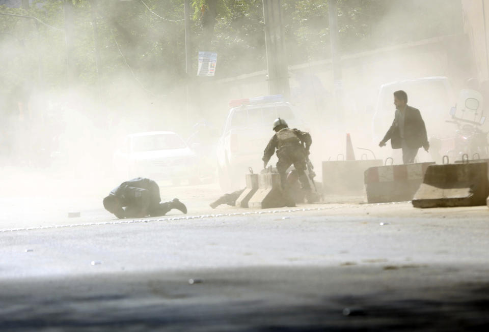 <p>Security forces run from the site of a suicide attack after the second bombing in Kabul, Afghanistan, April 30, 2018. (Photo: Massoud Hossaini/AP) </p>