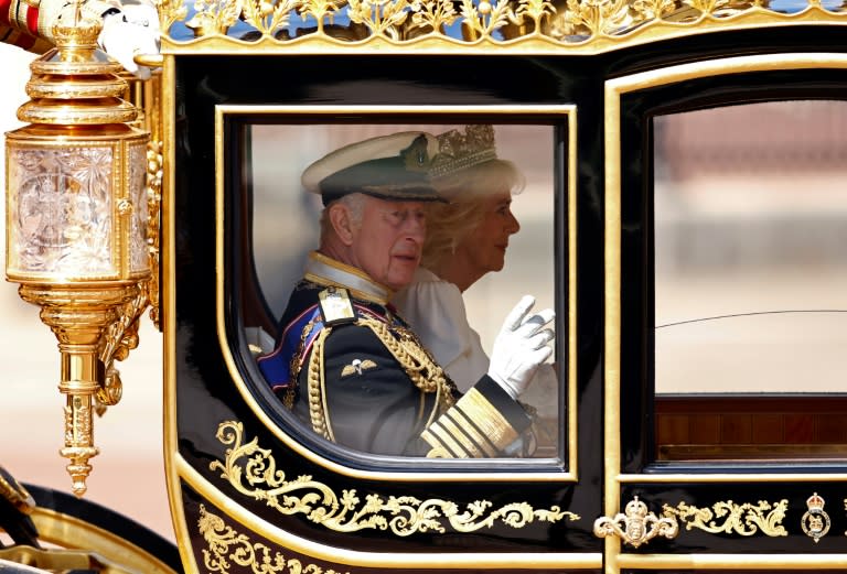 El rey Carlos III y la reina Camila viajan en la Carroza del Jubileo de Diamante desde el Palacio de Buckingham hasta el Parlamento británico, en Londres, para la ceremonia de inicio de la legislatura el 17 de julio de 2024 (Benjamin Cremel)