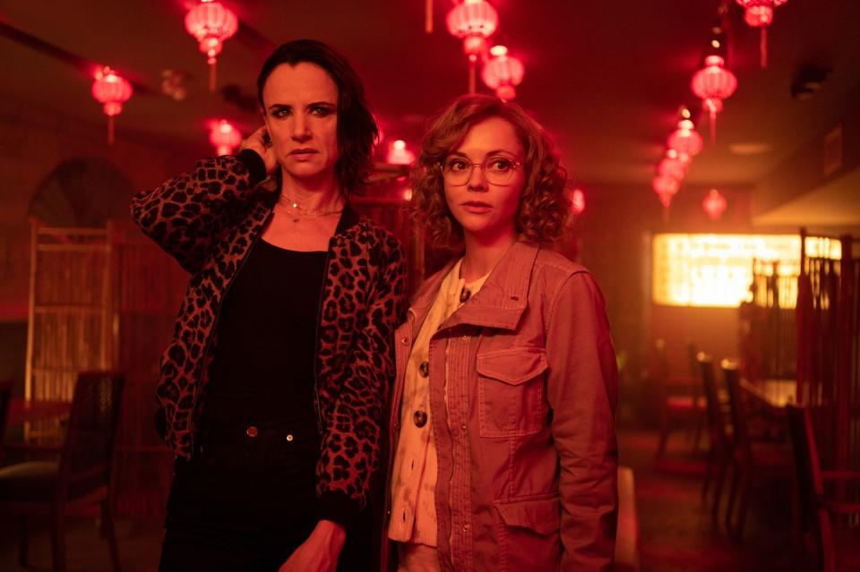 juliette lewis as natalie and christina ricci as misty in yellowjackets