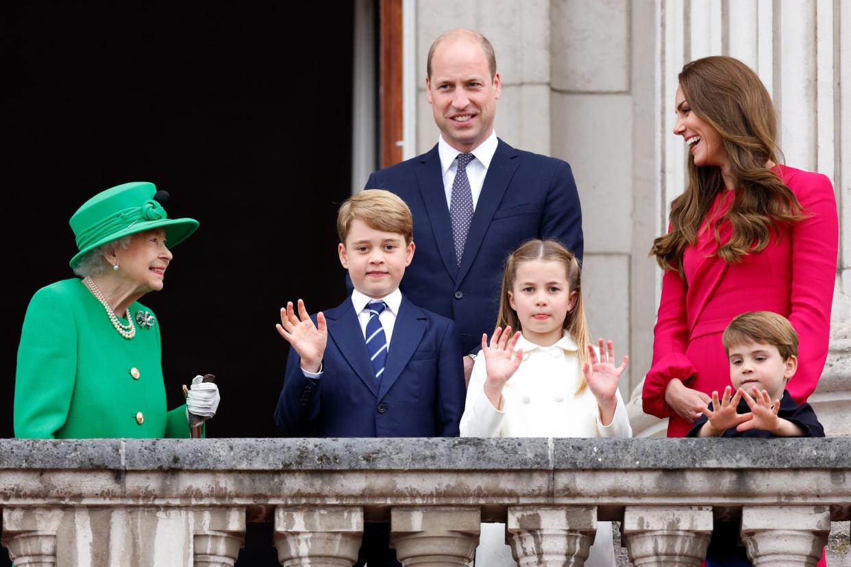 Queen Elizabeth II, Prince George of Cambridge, Prince William, Duke of Cambridge, Princess Charlotte of Cambridge, Catherine, Duchess of Cambridge and Prince Louis of Cambridge stand on the balcony of Buckingham Palace following the Platinum Pageant on June 5, 2022 in London, England.