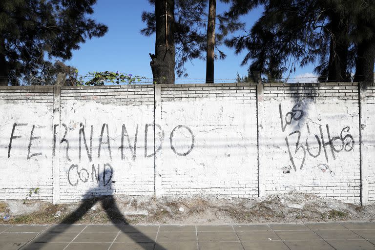 Pintadas en favor de Espinoza con la firma "Los búhos"