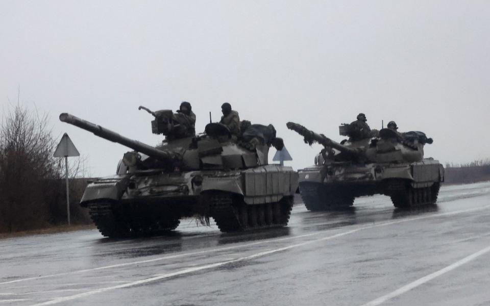 Russian tanks move into Mariupol in eastern Ukraine