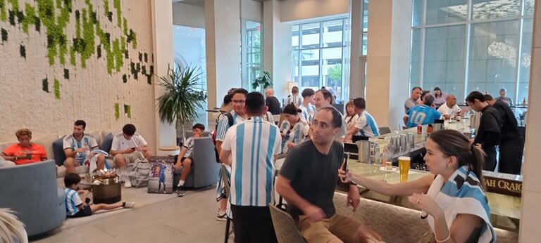 Hinchas de la selección en el lobby del hotel en el que para el plantel de Scaloni, en Houston