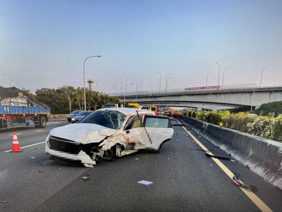 16日國道1號南向彰化埔鹽系統路段，1輛轎車失控撞擊護欄，駕駛下車後遭後方車輛撞擊死亡。（翻攝畫面）