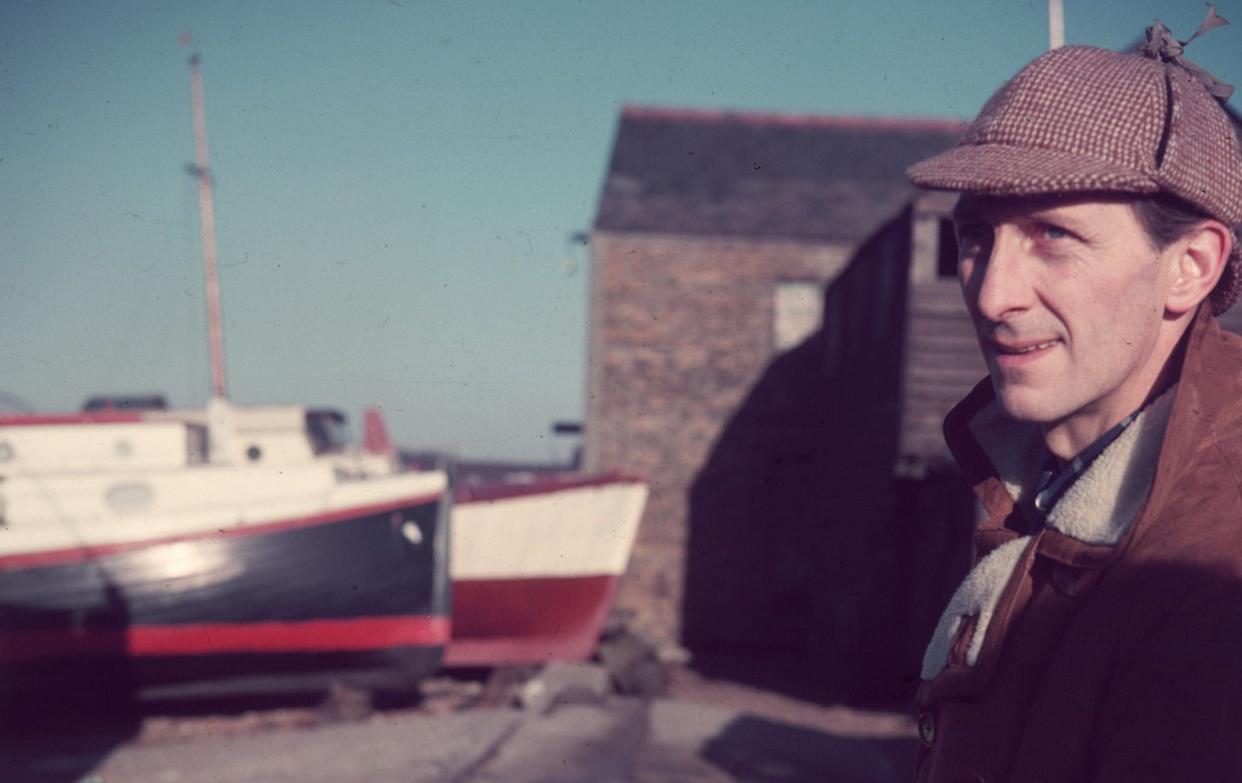 Peter Cushing in his customary deerstalker, painting in Whitstable - Hulton Archive