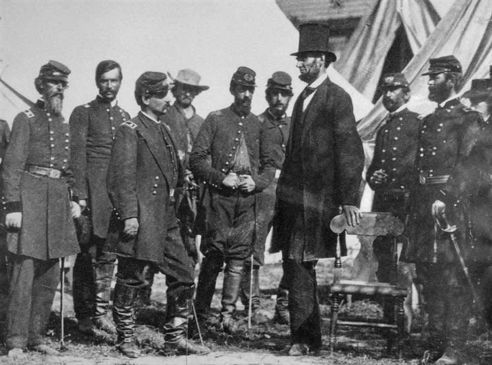 Abraham Lincoln rodeado de soldados. 