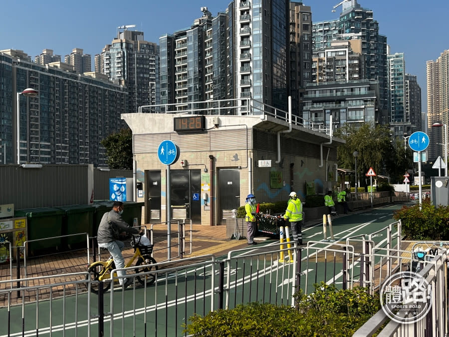 在將軍澳海濱公園近寵物公園旁在公廁，康城商場亦有洗手間可供使用，相當方便。