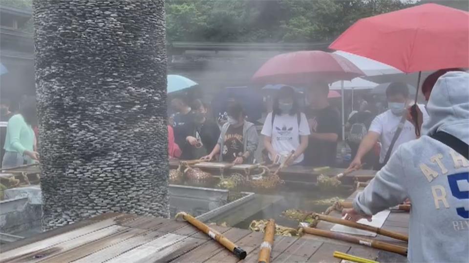 天公不做美宜花短暫雨　清水地熱、海洋公園湧出遊人潮