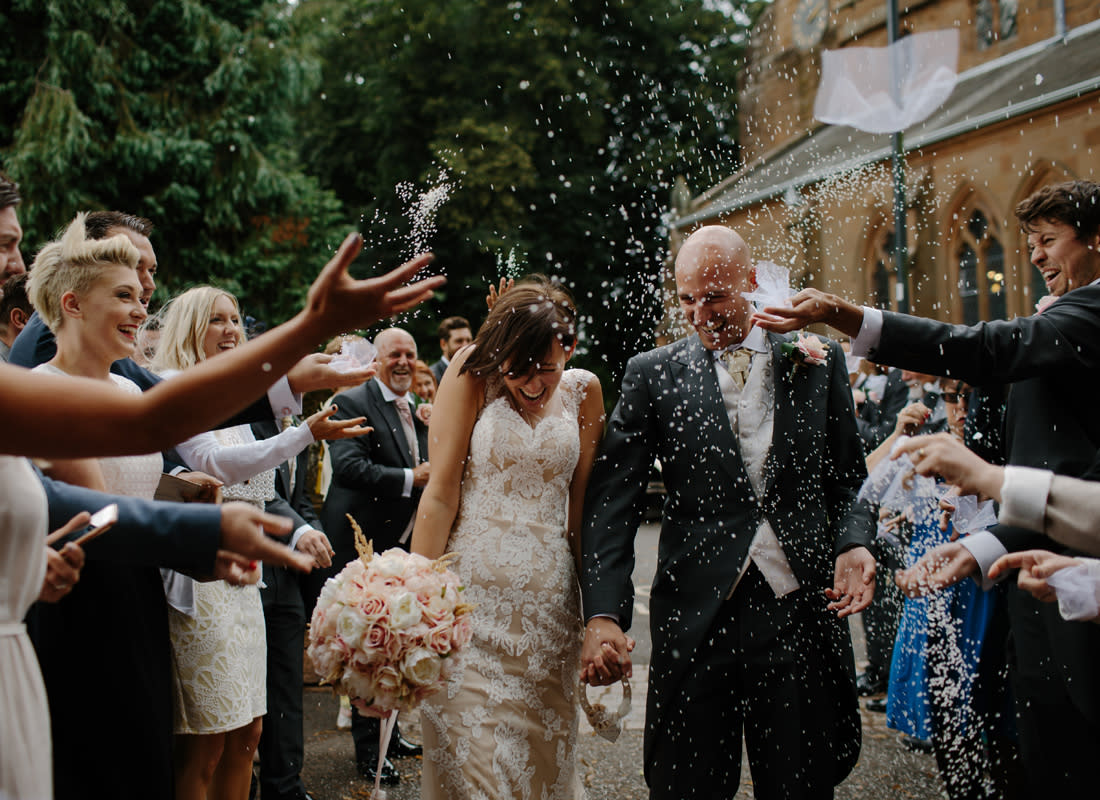 Das Reiswerfen ist ein Brauch, der sich seit Jahrhunderten hält.<a href="https://smartphotocourses.com/wedding-photography-tips/" rel="nofollow noopener" target="_blank" data-ylk="slk:(Bild: Unsplash);elm:context_link;itc:0;sec:content-canvas" class="link "> (Bild: Unsplash)</a>