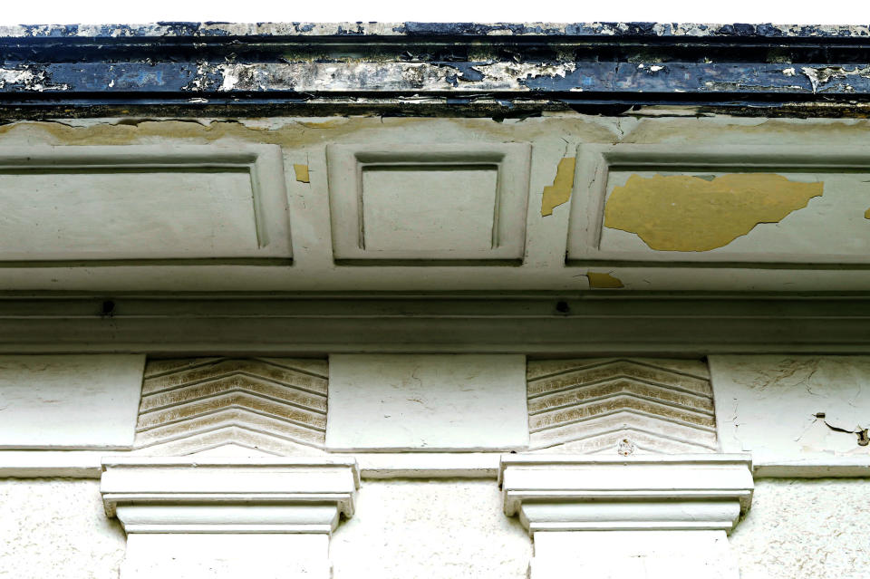 平屋頂的屋簷甚深，底面有幾何紋飾。   （香港歷史文物-保育．活化網站圖片）